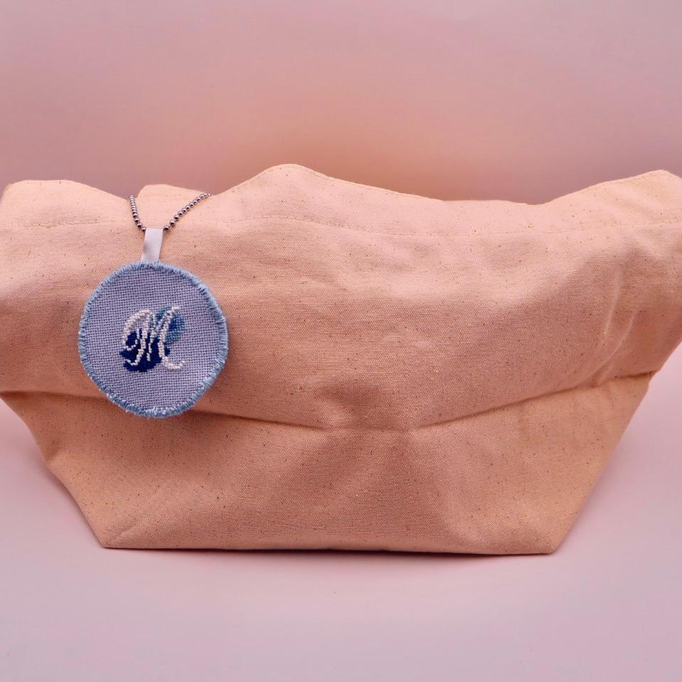 両面刺繍キーホルダー　カサブランカ　青薔薇　イニシャル　クロスステッチ刺繍 | 6枚目